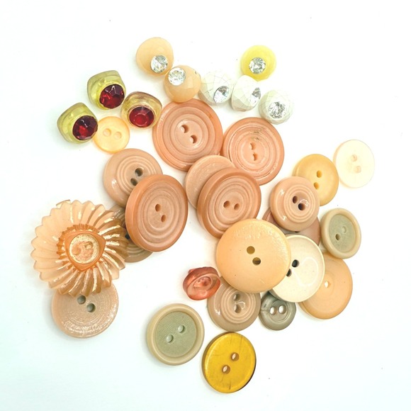 Vintage and‎ Modern Assorted Buttons Neutral Tan Approximately 30 Buttons Lot #5 - Picture 1 of 5